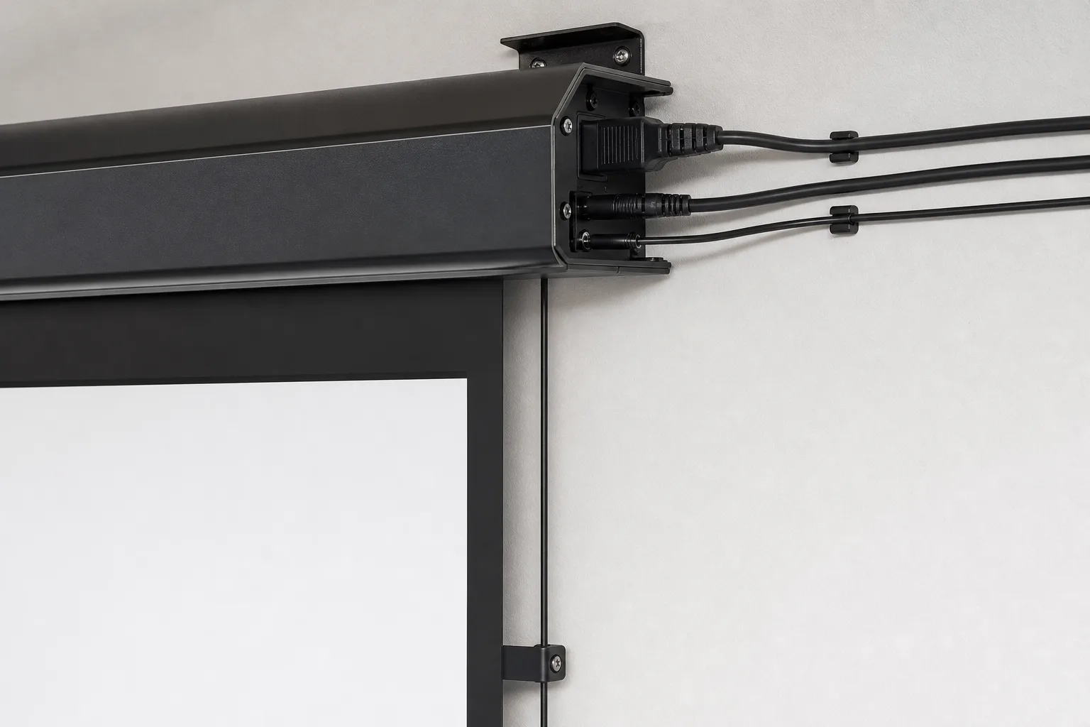 Kabelfuehrung und Anschluss beim Leinwand-Setup